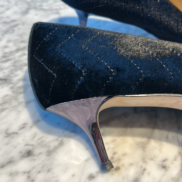 Ann Taylor Velvet Pumps. Size 9.5 - Picture 3 of 4